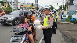 MEDIA : Aksi sosial, kegiatan Takjil Ramadan juga menjadi salah satu media Polri untuk menyampaikan pesan-pesan terkait keamanan dan ketertiban masyarakat terutama tata tertib peraturan Lalulintas (foto : Humas PMJ)
