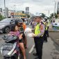 MEDIA : Aksi sosial, kegiatan Takjil Ramadan juga menjadi salah satu media Polri untuk menyampaikan pesan-pesan terkait keamanan dan ketertiban masyarakat terutama tata tertib peraturan Lalulintas (foto : Humas PMJ)
