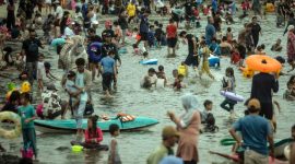 Ribuan wisatawan memadati Taman Impian Jaya Ancol di hari  ketiga Idul Fitri