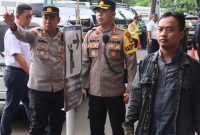 Kapolres Jakarta Pusat Kombes Pol Susatyo Purnomo Condro, tirun langsung, memantau pengamanan di Stasiun Gambir dan Stasiun Pasar Senin, Sabtu (13/4/2024).