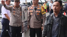Kapolres Jakarta Pusat Kombes Pol Susatyo Purnomo Condro, tirun langsung, memantau pengamanan di Stasiun Gambir dan Stasiun Pasar Senin, Sabtu (13/4/2024).