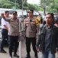 Kapolres Jakarta Pusat Kombes Pol Susatyo Purnomo Condro, tirun langsung, memantau pengamanan di Stasiun Gambir dan Stasiun Pasar Senin, Sabtu (13/4/2024).
