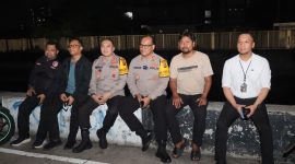 Kapolres Metro Jakarta Utara Kombes Pol Kombes Pol Gidion Arif Setyawan saat kunjungan ke Posko Anti Tawuran Pademangan di Jakarta, Selasa (2/4/24) dini hari.