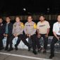 Kapolres Metro Jakarta Utara Kombes Pol Kombes Pol Gidion Arif Setyawan saat kunjungan ke Posko Anti Tawuran Pademangan di Jakarta, Selasa (2/4/24) dini hari.