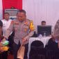Kapolsek Pademangan Kompol Binsar Hatorangan Sianturi membelikan dua unit HP dan memberikannya kepada dua pengunjung anak yang kehilangan HP di Ancol pada Senin (15/4/24) siang.