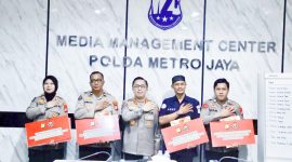 Kabid Humas Polda Metro Jaya Kombes Pol. Ade Ary Syam Indradi berserta anggota yang mendapat penghargaan di Aula Bidhumas Polda Metro Jaya, Selasa, 16 April 2024. (Foto: Humas PMJ)