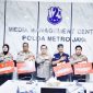 Kabid Humas Polda Metro Jaya Kombes Pol. Ade Ary Syam Indradi berserta anggota yang mendapat penghargaan di Aula Bidhumas Polda Metro Jaya, Selasa, 16 April 2024. (Foto: Humas PMJ)
