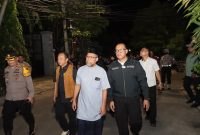 Kapolres Metro Jakarta Utara Kombes Pol Gidion Arif Setyawan bersama anggota menggelar patroli rumah kosong yang ditinggal mudik pemiliknya saat libur Lebaran 2024 atau hari raya Idul Fitri 1445 Hijriah di beberapa lokasi di Jakarta Utara, Senin (8/4) malam.