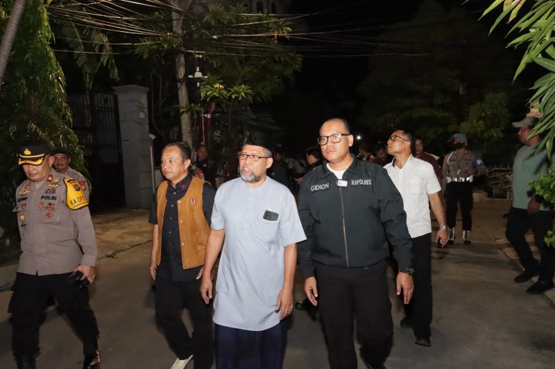 Kapolres Metro Jakarta Utara Kombes Pol Gidion Arif Setyawan bersama anggota menggelar patroli rumah kosong yang ditinggal mudik pemiliknya saat libur Lebaran 2024 atau hari raya Idul Fitri 1445 Hijriah di beberapa lokasi di Jakarta Utara, Senin (8/4) malam.