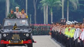 Kapolri Jenderal Listyo Sigit Prabowo dan Panglima TNI Jenderal Agus Subiyanto memimpin Apel Gelar Pasukan Operasi Ketupat Tahun 2024 di Lapangan Silang Monas, Jakarta. Rabu (03/04/2024)