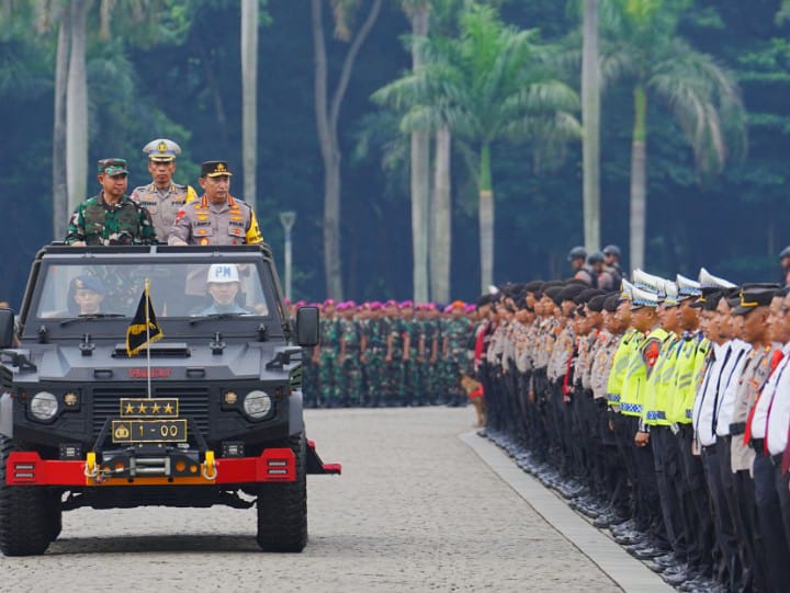 Kapolri Jenderal Listyo Sigit Prabowo dan Panglima TNI Jenderal Agus Subiyanto memimpin Apel Gelar Pasukan Operasi Ketupat Tahun 2024 di Lapangan Silang Monas, Jakarta. Rabu (03/04/2024)