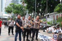 Kapolres Metro Jakarta Pusat Kombes Pol Susatyo Purnomo Condro. menunjukkan sejumlah petasan yang disita dari para pelajar yang diamankan saat gelar patroli gabungan, Selasa sore (2/4/2024)