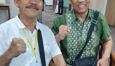 Dua Jurnalis :
Ferry Edyanto bersama Selamat Ginting, pakar komunikasi politik dan militer dari Universitas Nasional (Unas). 
Ferry dan Ginting, kedua sahabat ini pernah sama-sama berkiprah di koran Merdeka/Rakyat Merdeka.