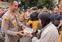 Polres Metro Jakarta Barat bersama dengan Polsek Grogol Petamburan dan juga 3 Pilar Grogol Petamburan membagikan Takjil kepada sejumlah masyarakat yang hendak akan mudik kekampung halaman Sabtu, (6/4/2024).