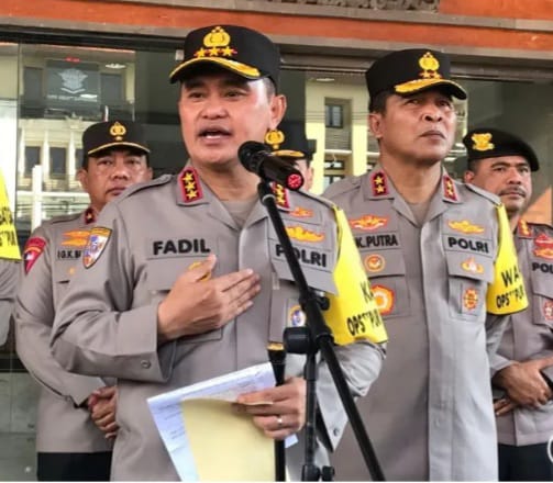 Kabaharkam Polri Komjen Pol Fadil Imran saat menyerahkan kendaraan, alat material khusus (almatsus) dan perlengkapan perorangan lapangan (kaporlap) menjelang pelaksanaan World Water Forum ke-10 di Bali, Senin (13/5/2024).