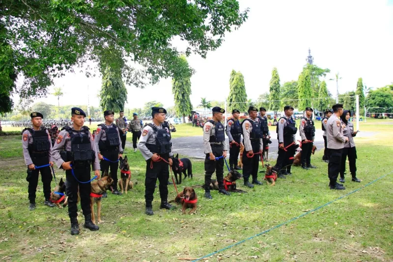 Sejumlah anjing pelacak personel satwa K-9 dan pawangnya mengikuti pengarahan pengamanan sterilisasi kegiatan World Water Forum ke-10 di Bali, Rabu (15/5/2024). 