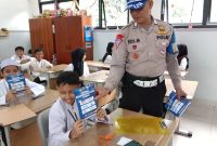 Para siswa terlihat bersemangat dan akrab dengan pak polisi diacara Goes To School di SDN Duri Kepa 07 Jakarta Barat, Kamis (2/5/2024).