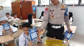 Para siswa terlihat bersemangat dan akrab dengan pak polisi diacara Goes To School di SDN Duri Kepa 07 Jakarta Barat, Kamis (2/5/2024).