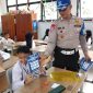 Para siswa terlihat bersemangat dan akrab dengan pak polisi diacara Goes To School di SDN Duri Kepa 07 Jakarta Barat, Kamis (2/5/2024).