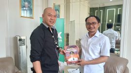 Nikson Nababan menyerahkan buku berjudul 