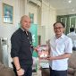 Nikson Nababan menyerahkan buku berjudul 