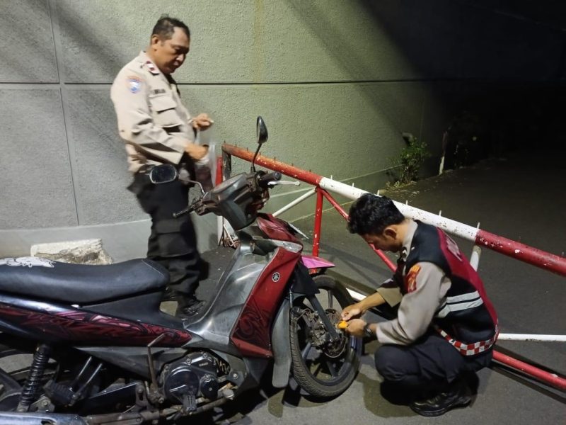 Selain tindakan penggembokan, petugas juga menyampaikan imbauan-imbauan kepada masyarakat sekitar, terutama di lokasi-lokasi yang diketahui sering menjadi target aksi curanmor. 

