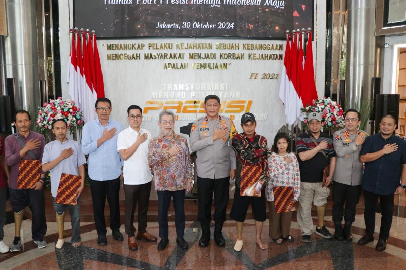 Foto Bersama : Kabid Humas Polda Metro Jaya Kombes Pol Ade Ary Syam Indradi mengatakan, kaki palsu bukan bantuan fisik semata, tetapi juga dorongan semangat agar para penerima bisa lebih mandiri dan menjalani aktivitas dengan lebih nyaman (foto : Humas PMJ)