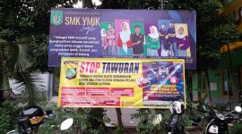 Pemasangan spanduk besar dengan pesan kuat: 