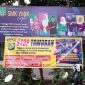 Pemasangan spanduk besar dengan pesan kuat: 