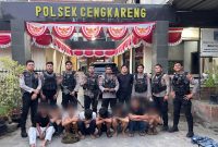 GAGALKAN TAWURAN : Tim Patroli Perintis Presisi Polres Metro Jakarta Barat menggagalkan rencana aksi tawuran yang dilakukan sekelompok remaja di Kawasan Pintu Air Cengkareng Timur, Jakarta Barat, Minggu 6 Oktober 2024. Delapan anak remaja berikut sajam diamankan. (FOTO : hUMAS pmj)