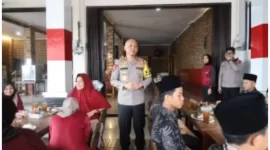 
Kegiatan sederhana namun penuh makna yang dilakukan Kapolda Babel Hendro Pandowo ini membuktikan komitmen Polri dalam menciptakan kedekatan dengan masyarakat sekaligus menanamkan nilai-nilai solidaritas dan kasih sayang, terutama bagi mereka yang membutuhkan. (ist)
