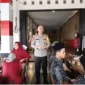 
Kegiatan sederhana namun penuh makna yang dilakukan Kapolda Babel Hendro Pandowo ini membuktikan komitmen Polri dalam menciptakan kedekatan dengan masyarakat sekaligus menanamkan nilai-nilai solidaritas dan kasih sayang, terutama bagi mereka yang membutuhkan. (ist)
