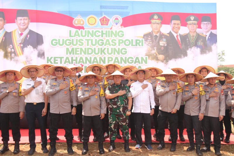 Kapolda Metro Jaya Irjen Pol Karyoto bersama Pangdam Jaya Mayjen TNI Rafael Granada Baay dan Wakapolda Metro Jaya Brigjen Pol Djati Wiyoto Abadhy beserta pejabat utama Polda Metro Jaya dan Kodam Jaya menghadiri kegiatan Launching Gugus Tugas Polri Mendukung Ketahanan Pangan yang dipimpin oleh Kapolri dan Panglima TNI secara virtual dari Sidoarjo, Jawa Timur, Rabu (20/11/2024). 