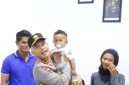 Kapolda Babel Irjen Pol  Hendro Pandowo temui ibu dan anak korban penyekapan di Bakam Bangka yang sempat viral di media sosial, Sabtu (7/12)