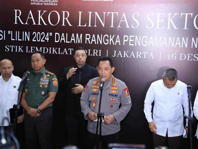 Kapolri Jenderal Polisi Drs. Listyo Sigit Prabowo memimpin rapat lintas sektoral persiapan pengamanan libur Natal dan tahun baru (Nataru) di PTIK, Jakarta Selatan, Senin, (16/12/24).

