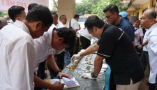 Kegiatan pengecekan senpi dan tes urine dipimpin oleh Kasipropam Polres Metro Jakarta Selatan, Kompol Prayitno, S.H., dengan dukungan dari Kasidokkes, AKP Dewi Sri Vera, .Kep. berlangsung di halaman Mapolres Metro Jakarta Selatan, Senin pagi (23/12/2024) (foto: Humas PMJ)