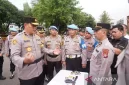 Wakapolda Metro Jaya Brigadir Jenderal Polisi Djati Wiyoto Abadhy saat melakukan pemeriksaan senjata api (senpi) di Lapangan Presisi Ditlantas Polda Metro Jaya, Jakarta, Senin (23/12/2024). (Foto: Humas PMJ)