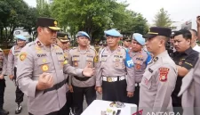 Wakapolda Metro Jaya Brigadir Jenderal Polisi Djati Wiyoto Abadhy saat melakukan pemeriksaan senjata api (senpi) di Lapangan Presisi Ditlantas Polda Metro Jaya, Jakarta, Senin (23/12/2024). (Foto: Humas PMJ)