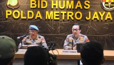 Kabid Propam Polda Metro Jaya Kombes Pol Radjo Alriadi Harahap didampingi Kabid Humas Polda Metro Jaya Kombes Pol Ade Ary Syam di Polda Metro Jaya, Rabu (28/01) 