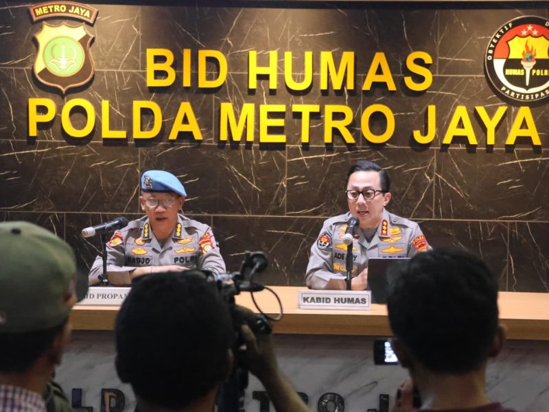 Kabid Propam Polda Metro Jaya Kombes Pol Radjo Alriadi Harahap didampingi Kabid Humas Polda Metro Jaya Kombes Pol Ade Ary Syam di Polda Metro Jaya, Rabu (28/01) 