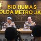 Kabid Propam Polda Metro Jaya Kombes Pol Radjo Alriadi Harahap didampingi Kabid Humas Polda Metro Jaya Kombes Pol Ade Ary Syam di Polda Metro Jaya, Rabu (28/01) 