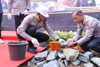 Wakapolda Metro Jaya Brigjen Pol. Djati Wiyoto Abadhy mengatakan, peletakan batu pertama ini simbol dimulainya Pembangunan sebagai bentuk kepedulian Polri terhadap kesejahteraan masyarakat, terutama dalam aspek pemenuhan gizi anak-anak sekolah (foto: Humas PMJ)