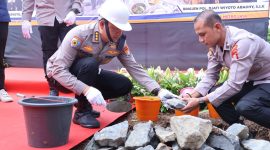Wakapolda Metro Jaya Brigjen Pol. Djati Wiyoto Abadhy mengatakan, peletakan batu pertama ini simbol dimulainya Pembangunan sebagai bentuk kepedulian Polri terhadap kesejahteraan masyarakat, terutama dalam aspek pemenuhan gizi anak-anak sekolah (foto: Humas PMJ)