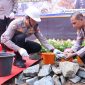 Wakapolda Metro Jaya Brigjen Pol. Djati Wiyoto Abadhy mengatakan, peletakan batu pertama ini simbol dimulainya Pembangunan sebagai bentuk kepedulian Polri terhadap kesejahteraan masyarakat, terutama dalam aspek pemenuhan gizi anak-anak sekolah (foto: Humas PMJ)