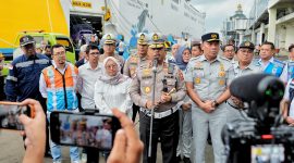 Kakorlantas Polri, Irjen Pol. Agus Suryo Nugroho didampingi Direktur Utama PT Jasa Raharja, Rivan A. Purwantono, serta Dirlantas Polda Jatim, Kombes Komaruddinn meninjau kesiapan jalur mudik di Kota Wisata Batu, Jawa Timur, Selasa (25/2)