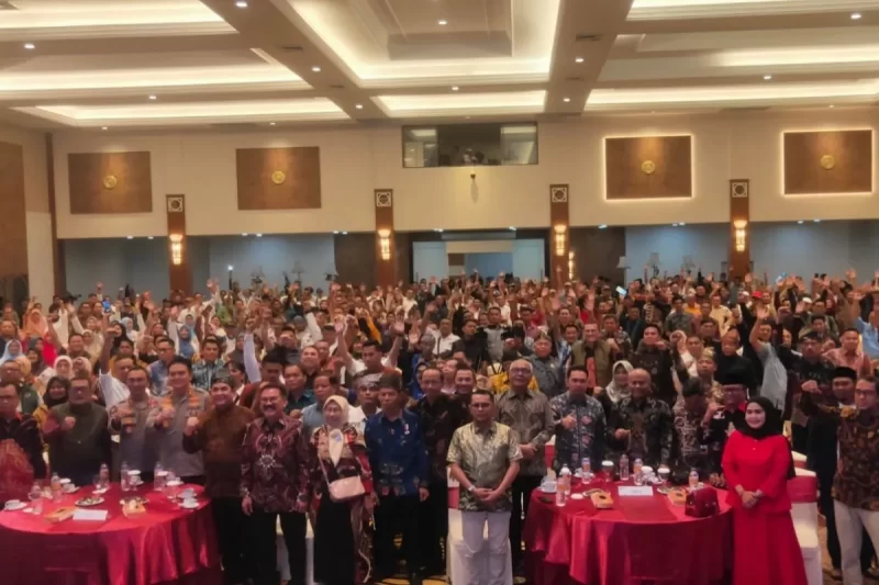 Foto bersama perayaan Puncak HPN di Hotel Mutiara Merdeka Kota Pekanbaru, Provinsi Riau dihadiri insan pers Indonesia. (ANTARA)