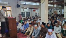 
Jumling: Kasubdit Bintibsos Ditbinmas Polda Metro Jaya, AKBP Sujanto, S.Pd., M.A.P., memimpin kegiatan Jumat Keliling (Jumling di Masjid Ar Rahmah, Paseban, Jakarta Pusat, Jumat (31/1/2025). (Foto: Humas PMJ)
