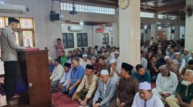 
Jumling: Kasubdit Bintibsos Ditbinmas Polda Metro Jaya, AKBP Sujanto, S.Pd., M.A.P., memimpin kegiatan Jumat Keliling (Jumling di Masjid Ar Rahmah, Paseban, Jakarta Pusat, Jumat (31/1/2025). (Foto: Humas PMJ)

