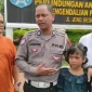 Aiptu Sabar Sianturi bersama 'putrinya' Tina Sianturi  saat diwawancarai wartawan (foto: mistar)