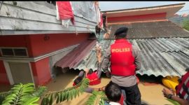 Seksi Pengamanan Dan Penyelamatan (Sie Pammat) Subdit Gasum Dit Samapta Polda Metro Jaya diterjunkan ke lokasi untuk melakukan evakuasi. 